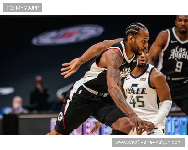 爵士防守效率连续三季垫底 场均失分127.6分成战绩短板 爵士防守效率连续三季垫底 场均失分127.6分成战绩短板